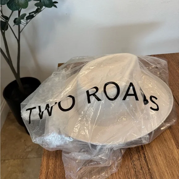 Stylish White Hat with Modern Design and Comfortable Fit - Picture 2 of 8